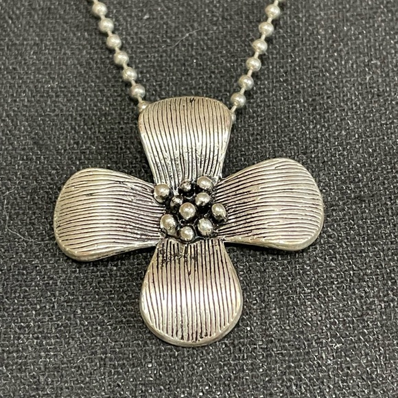 Metal Flower Pendant Necklace - Picture 2 of 2